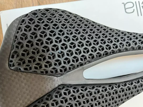 3D gedruckter Sattel mit Carbonschale und Carbonstreben