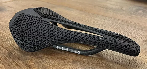 3D gedruckter Sattel mit Carbonschale und Carbonstreben