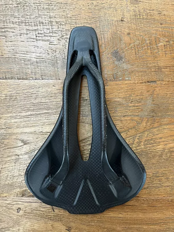 3D gedruckter Sattel mit Carbonschale und Carbonstreben Ansicht von unten